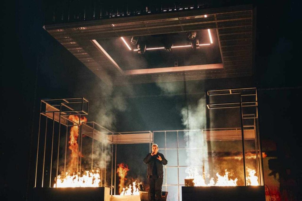 طراحی صحنه با آتش‌بازی در اجرای یوروویژن ۲۰۲۴