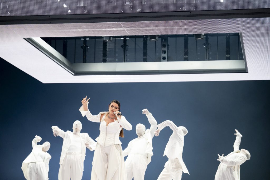 ایولندا با لباس سفید، بر روی صحنه یوروویژن ۲۰۲۴ 