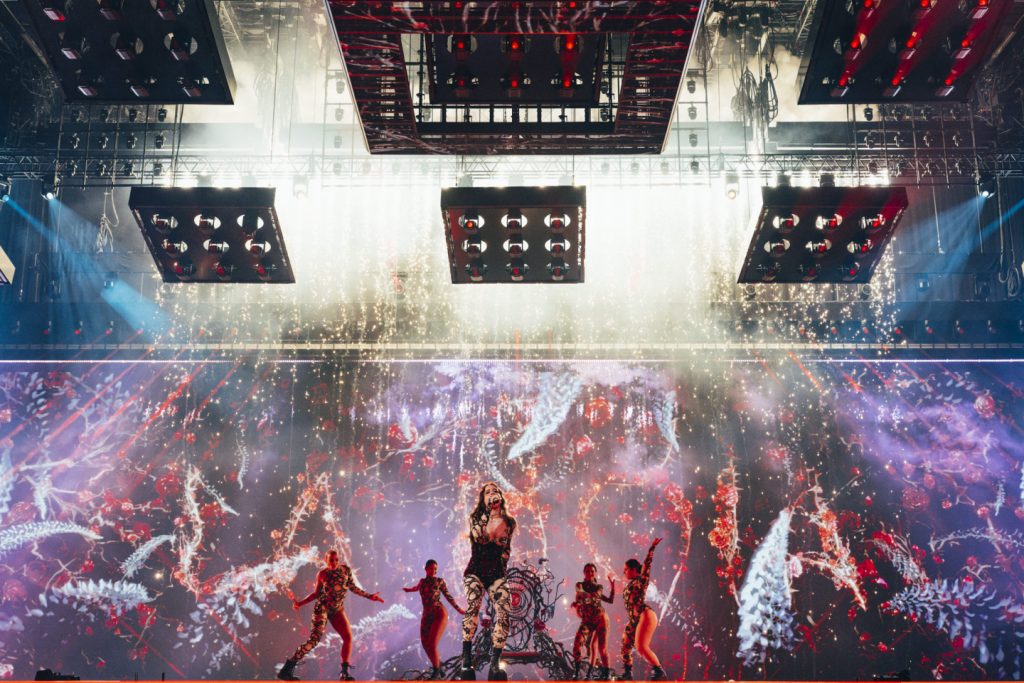 آنجلینا منگو با لباس قرمز، بر روی صحنه یوروویژن ۲۰۲۴