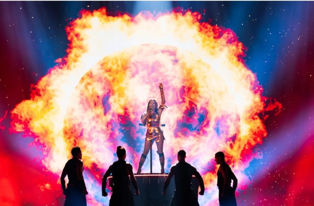 نوتسا بوزالدز با لباس برنزی، بر روی صحنه یوروویژن ۲۰۲۴ 