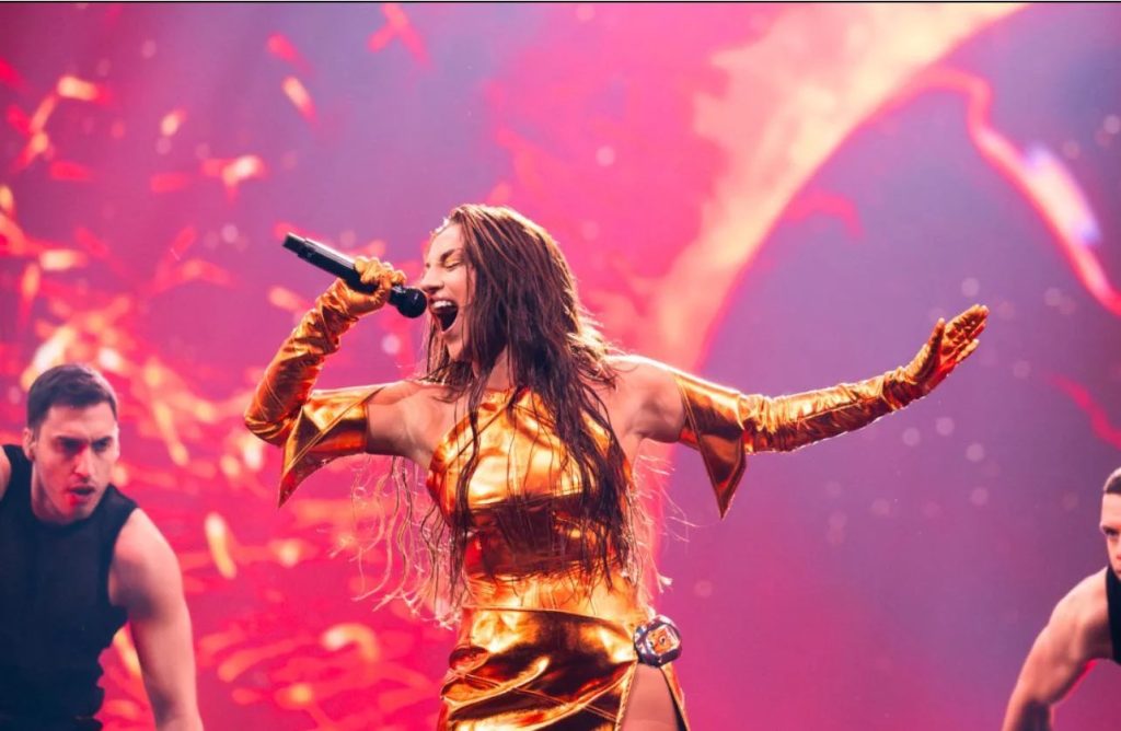 نوتسا بوزالدز با لباس برنزی، بر روی صحنه یوروویژن ۲۰۲۴