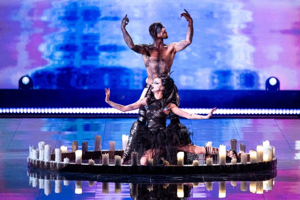 بامبی فاگ با حضور رقصنده، بر روی صحنه یوروویژن ۲۰۲۴