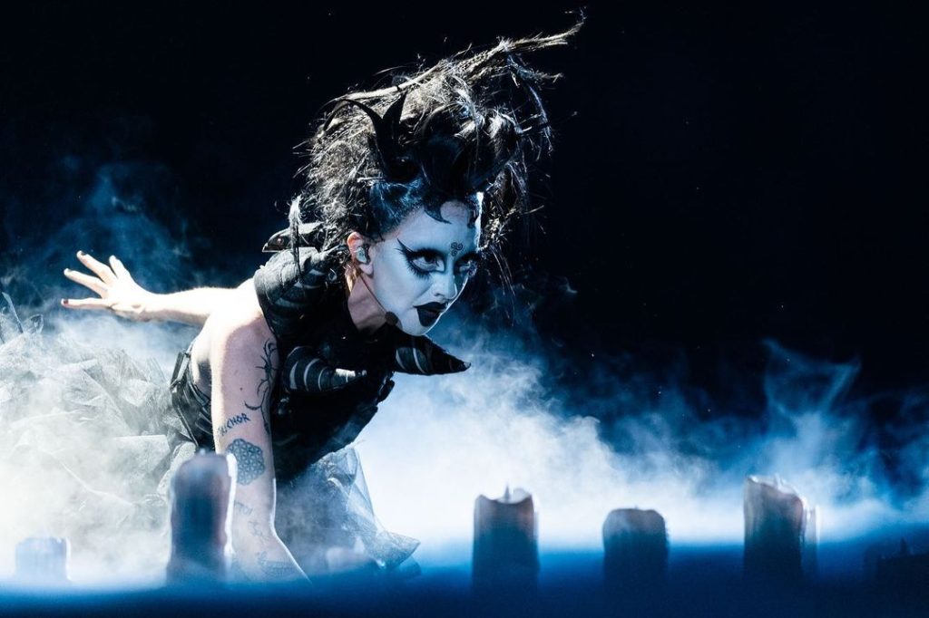 بامبی فاگ با آرایش سفید و مشکی، بر روی صحنه یوروویژن 2024