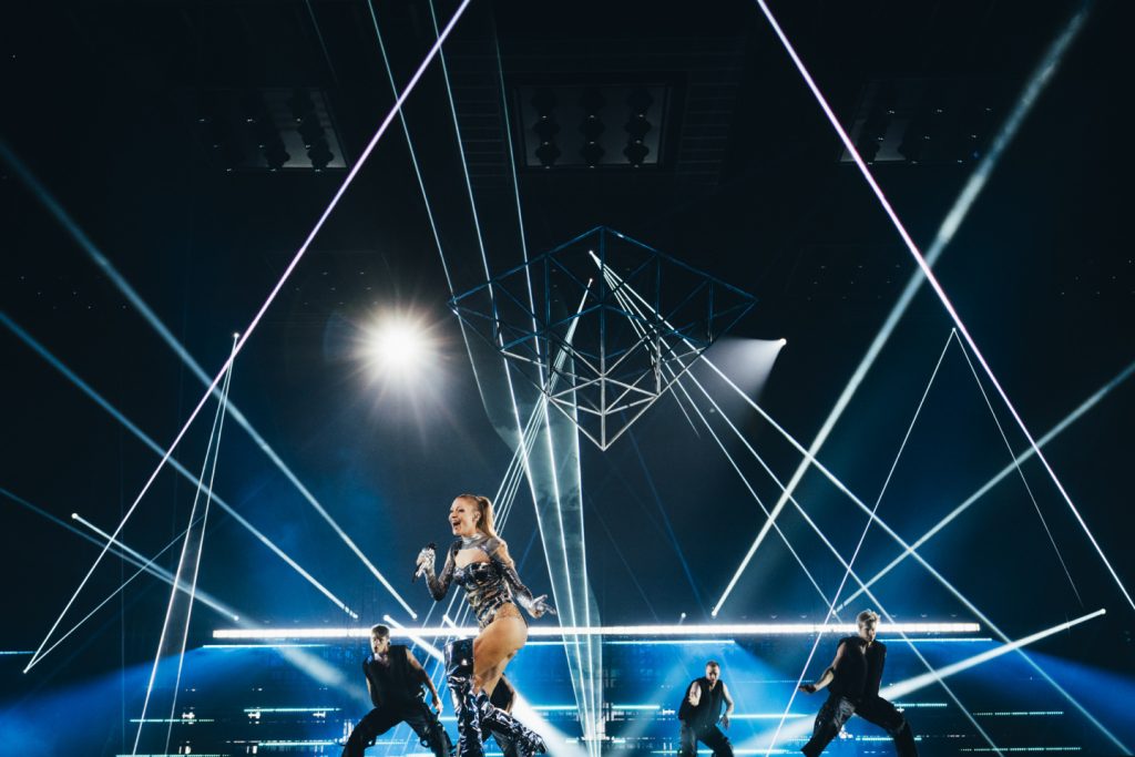 کالین با لباس نقره‌ای، بر روی صحنه یوروویژن ۲۰۲۴