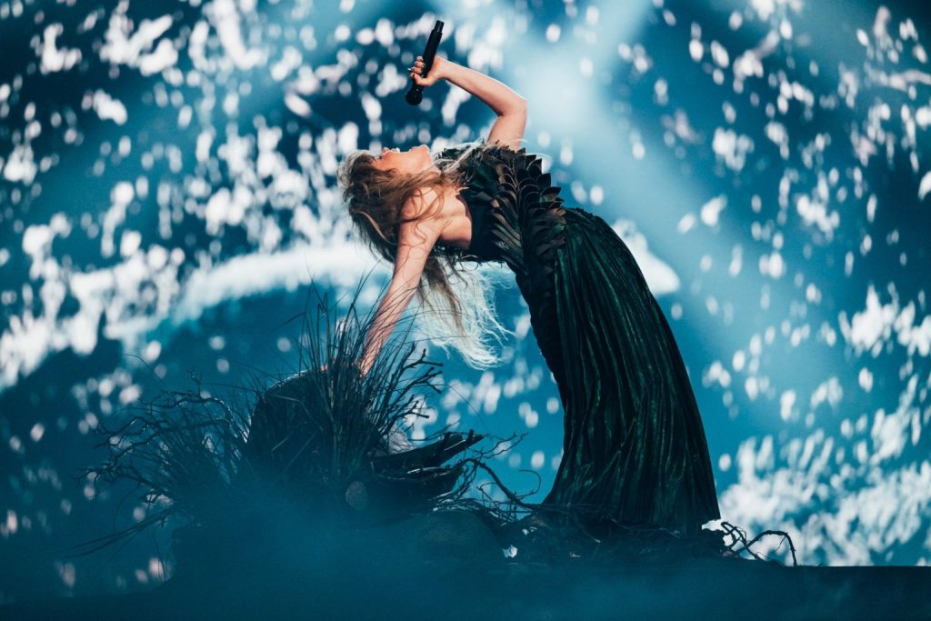 گیت با لباس مشکی و سبز، بر روی صحنه یوروویژن ۲۰۲۴