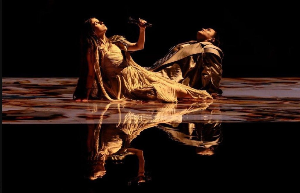 اجرای جر هیل و آلیونا با لباس‌های خاکی، بر روی صحنه یوروویژن ۲۰۲4