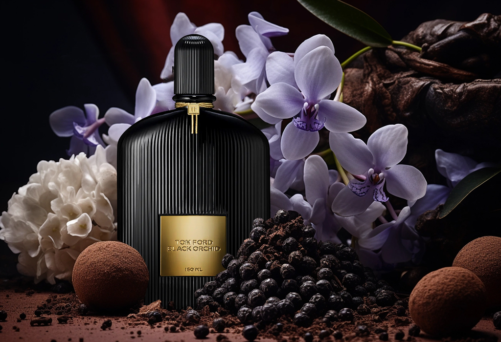 در این تصویر، شیشهی مشکی طلایی عطر مردانه بلک ارکید تام فورد همراه با گلهای بنفش روشن و سفید و دانههای ارکیدهی سیاه قرار دارند.