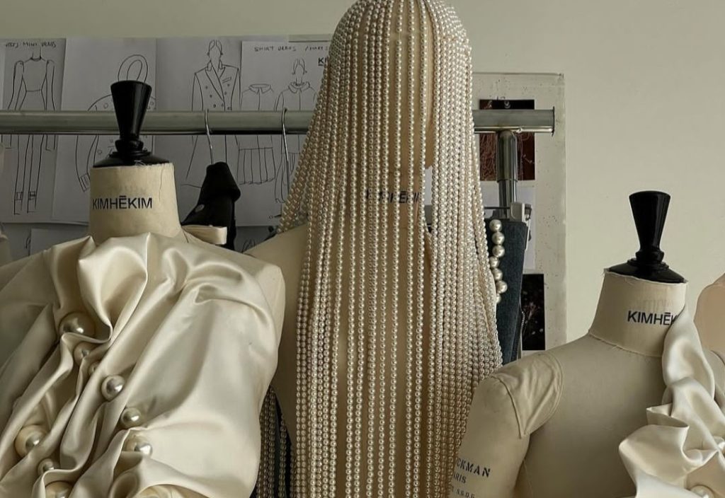 لباس مشکی در تخصص پارچه شناسی