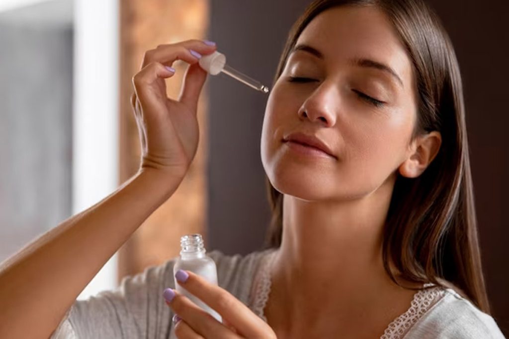 استفاده از سرم پوستی به بهبود شرایط پوست کمک می‌کند