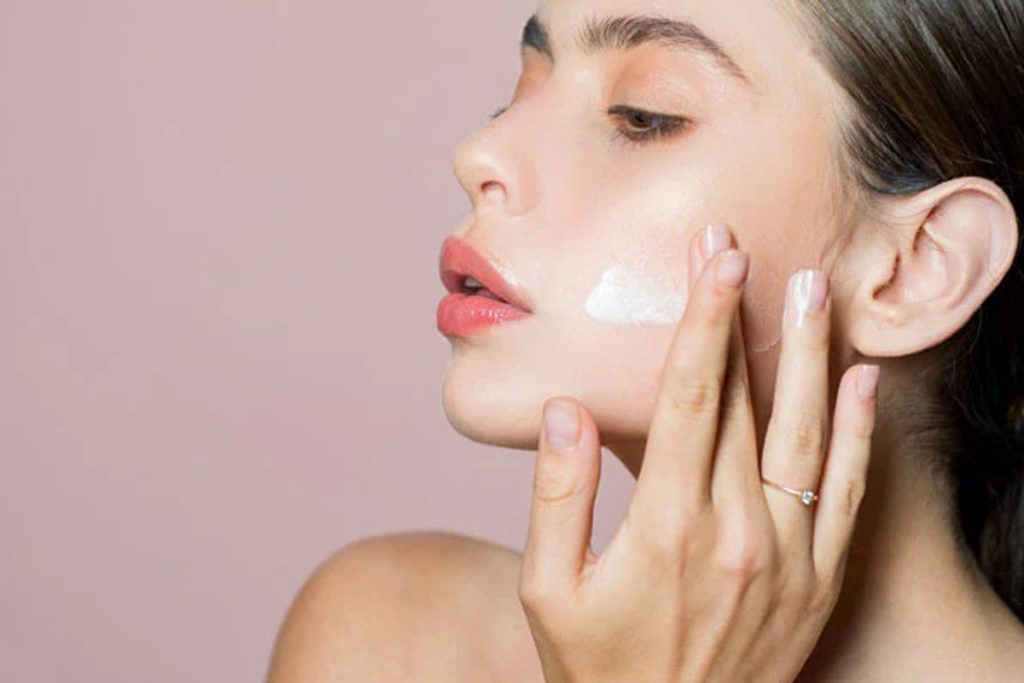 مرطوب‌کننده و آبرسان باعث شادابی و لطافت پوست می‌شود