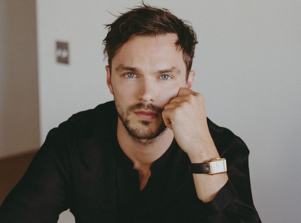 بازیگر مرد با استایل کلاسیک مشکی