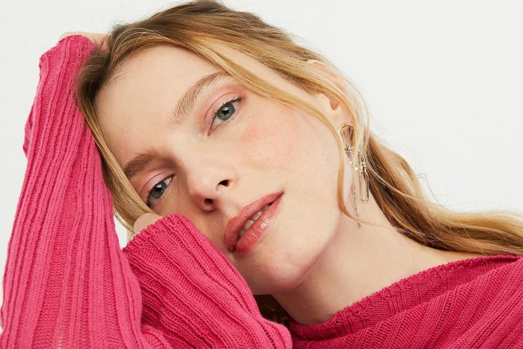 با استفاده از تینت به‌عنوان سایه نیز می‌توان آرایشی طبیعی و مونوکروم داشت