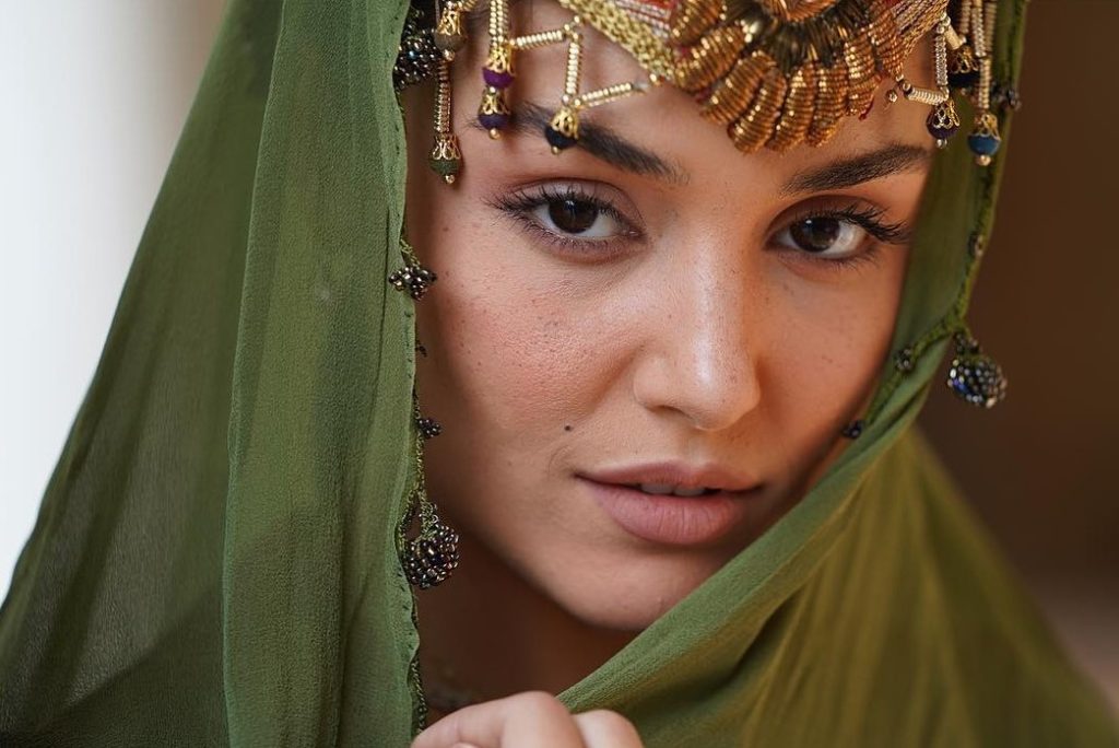 کیمیاخاتون با روسری سبز و دیهیم در فیلم مست عشق