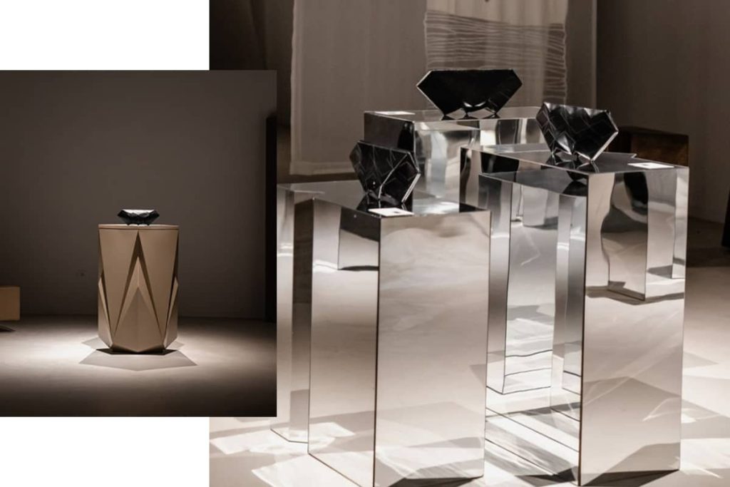 تصویر کیف درسا بر روی استند اوریگامی