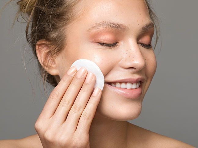 استفاده از تونر برای روتین پوستی شب برای تعادل ph پوست