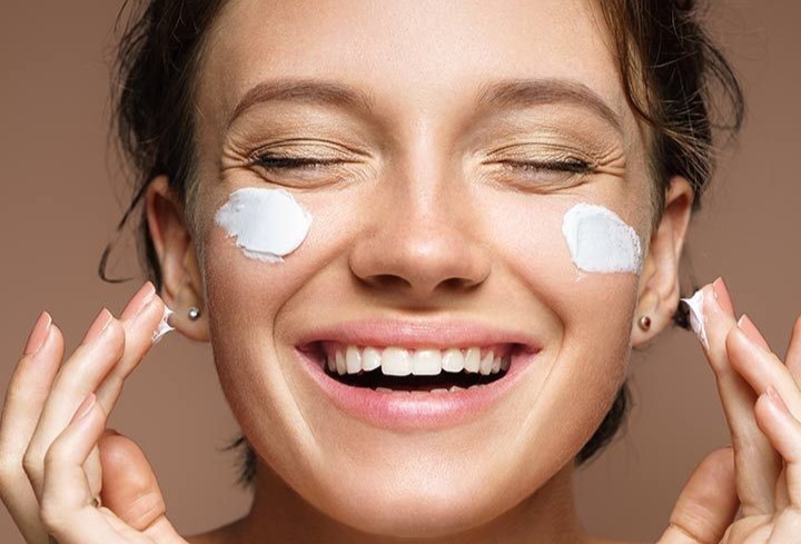 اهمیت کرم دور چشم در روتین پوستی شب 