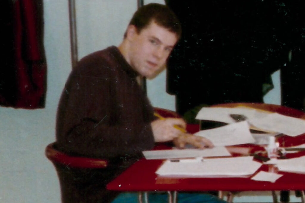 الکساندر مک کوئین در حال طراحی