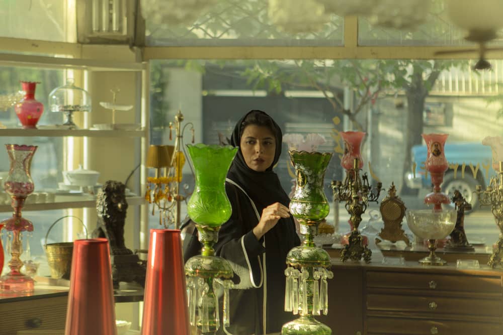  تحلیل طراحی لباس فیلم پیرپسر و نقش آن در نمایش هویت و پیچیدگی‌های شخصیت رعنا.