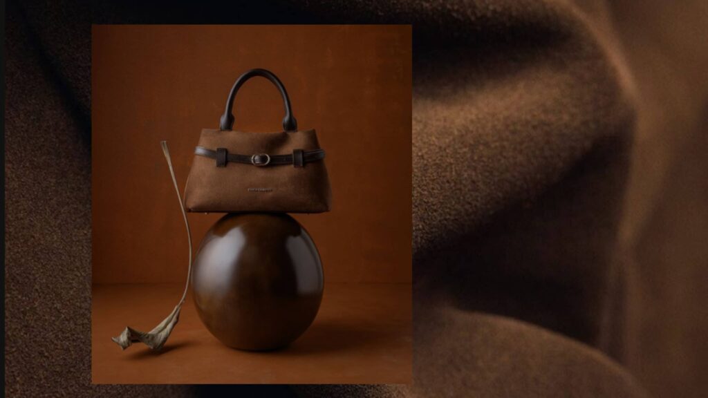 تصویر کیف جیر شکلاتی ترندی‌ترین آیتم پاییز زمستان ۲۰۲۵