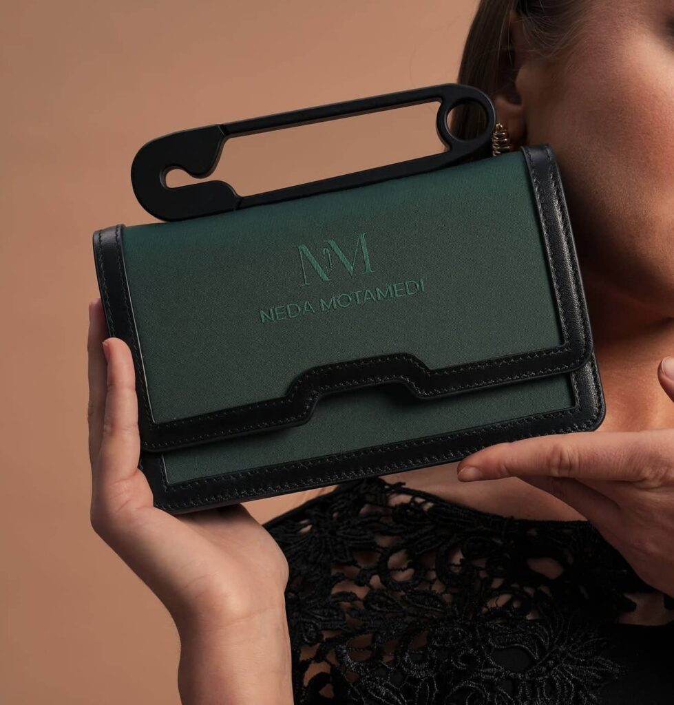 تصویری از کیف سبز برند نموتی