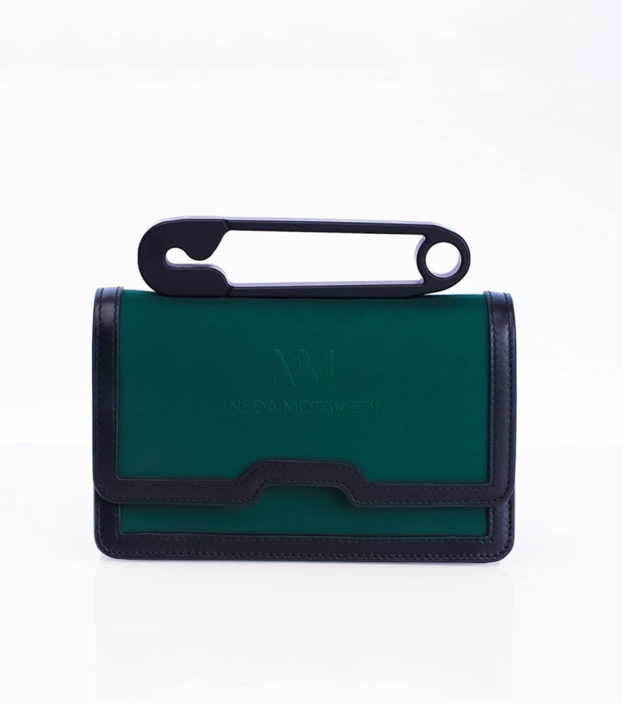 تصویری از کیف سبز زمردی با سنجاق قفلی از برند نموتی