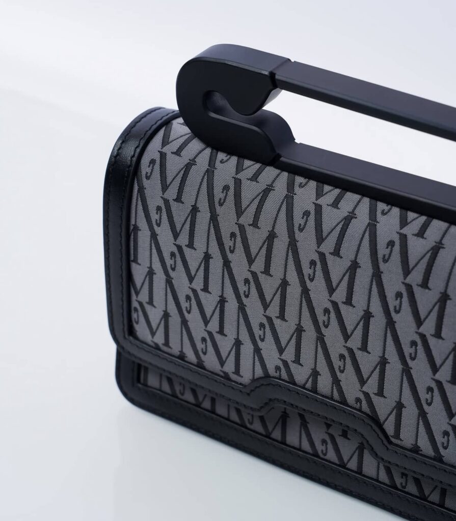 تصویری از کیف مشکی طوسی با لوگو از برند نموتی